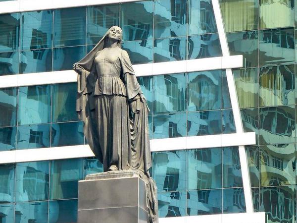 Die Statue einer Frau, die ihren Schleier ablegt, wurde 1967 aufgestellt.