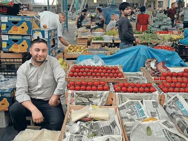 Auf dem Yasil Basar, einem Gemüsemarkt, erfahren Fremde die Freundlichkeit der Aserbaidschaner.