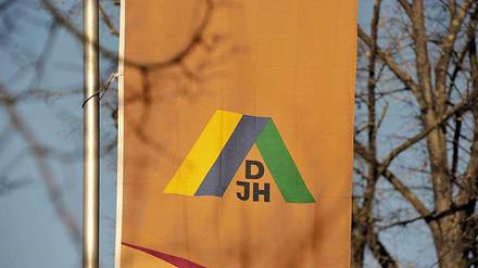 500 Vereinshäuser gehören zum Deutschen Jugendherbergswerk. Welche, erkennt man am Logo, einem gelb-grün-blauen Dreieck mit der Aufschrift "DJH".