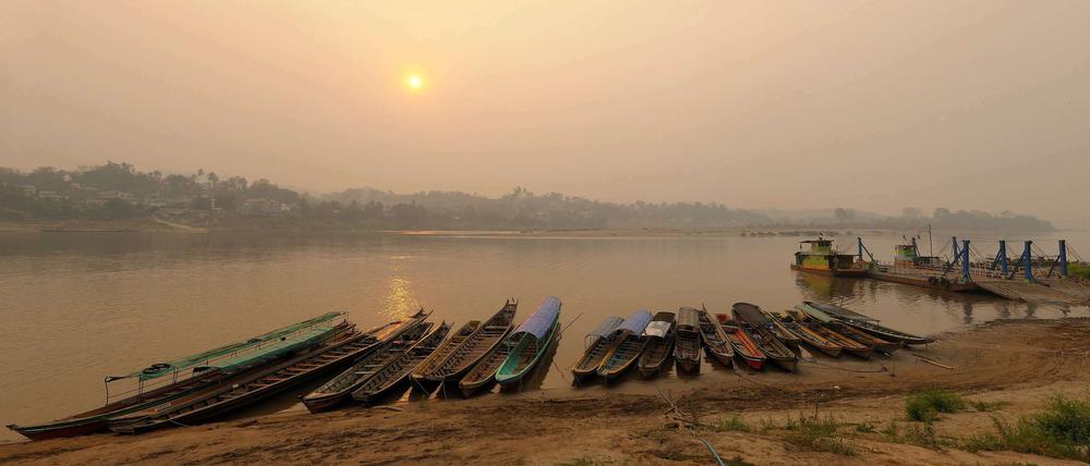 Ein neuer Tag beginnt. Kurz nach dem Sonnenaufgang liegt häufig noch ein Dunstschleier über dem Mekong. Am gegenüberliegenden Ufer erwacht Laos. 