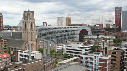 Rotterdam ging 1940 im Bombenhagel unter. Die Laurentiuskirche überlebte die Katastrophe. Vom Dach des Timmerhauses blickt man auf die Kirche und auf die Markthalle, die an der Station Blaak einen neuen Akzent in der Stadt setzt. 