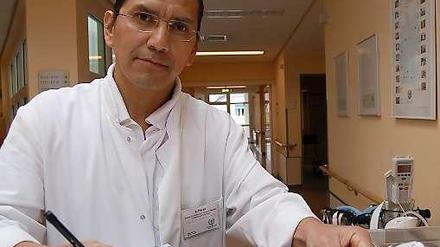Ezequias Duran an seinem Arbeitsplatz im Berliner Krankenhaus Bethel Berlin.