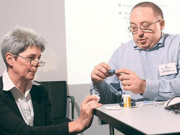 Gar nicht so schwer. Diabetesberaterin Christa Lorenz und Fabian Thümer vom Diabetikerbund demonstrieren, wie ein Blutzuckermessgerät funktioniert. 