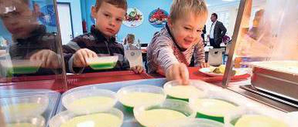 Pudding ist bei Kindern beliebter als Gemüse - eine Herausforderung für die Schulen, schließlich sollen sie gesunde Ernährung vermitteln.