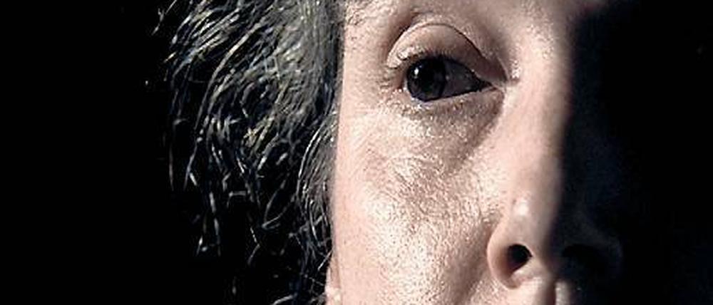 Licht und Schatten. Gamma Bak im Film „Schnupfen im Kopf“, in dem sie 14 Jahre ihrer Erkrankung dokumentiert. 