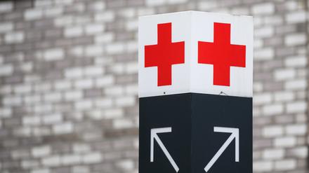 Niedersachsen, Hannover: Ein Schild mit einem roten Kreuz weist den Weg zur Notaufnahme des KRH Klinikum Region Hannover Klinikum Siloah. Der Anteil der Deutschen, die Angst vor einem Krankenhausaufenthalt haben, ist wieder gestiegen.