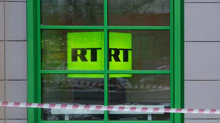 Das Logo des staatlichen russischen TV-Senders „Russia Today“ (RT) ist im Fenster eines Büros des Senders zu sehen. 