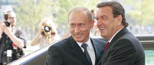 Gute Freunde: Russlands Präsident Wladimir Putin mit Kanzler Gerhard Schröder kurz vor der Bundestagswahl 2005 in Berlin. 