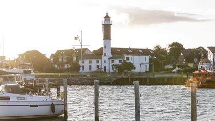 Nicht nur in der Nebensaison die Ruhe selbst: Der Hafen Timmendorf mit Leuchtturm.