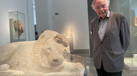 Wolf-Dieter Heilmeyer in der Antikensammlung im Alten Museum, deren Direktor er von 1992 bis 2004 war. Der liegende Löwen aus Milet stammt von 575 bis 550 vor unserer Zeit und ist eins seiner Lieblingsobjekte.