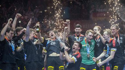 Hemmungslos - die deutschen Handballer hatten allen Grund zum Feiern