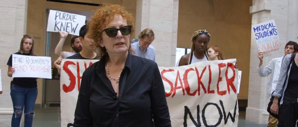 Nan Goldin bei einer Protestaktion mit der Gruppe P.A.I.N.