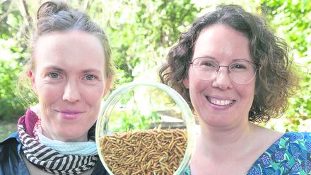 Nina Langen (links) und Birgit Rumpold empfehlen Mehlwürmer als Tierfutter.
