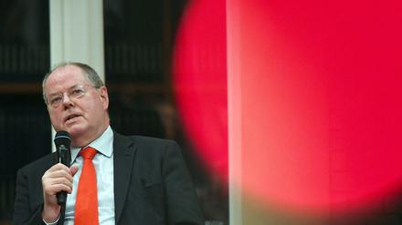 Der ehemalige Bundesfinanzminister Peer Steinbrück (SPD) distanziert sich von der Schuldenbremse.