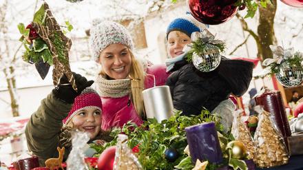 Austria, Salzburg, Mother with children at christmas market, smiling model released PUBLICATIONxINxGERxSUIxAUTxHUNxONLY HHF004200 Austria Salzburg Mother With Children AT Christmas Market Smiling Model released PUBLICATIONxINxGERxSUIxAUTxHUNxONLY HHF004200