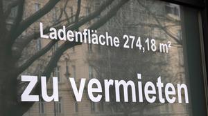 ARCHIV - 26.03.2021, Berlin: "Ladenfläche zu vermieten" steht auf einem Plakat an einem Fenster eines geschlossenen Geschäftes am Kurfürstendamm. Die Zahl der Unternehmensinsolvenzen in Berlin ist im vergangenen Jahr um fast ein Drittel gestiegen. (zu dpa: «Fast ein Drittel mehr Unternehmensinsolvenzen in Berlin») Foto: Paul Zinken/dpa-Zentralbild/dpa +++ dpa-Bildfunk +++
