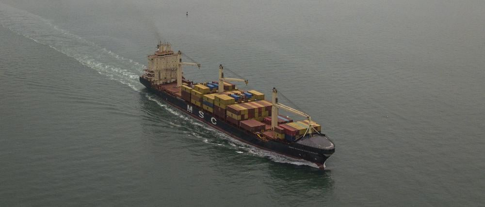 Ein Frachtschiff fährt auf den Pazifischen Ozean zu und wartet auf die Durchfahrt durch den Panamakanal in Panama-Stadt (Symbolbild).