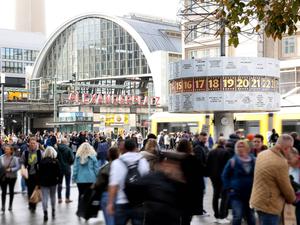 Hier kommt Alex: Herbstlicher Andrang in der Berliner City.