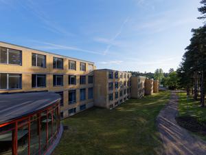 In den vier Internatsgebäuden konnten bis zu 120 Gäste untergebracht werden. Im Vordergrund ist noch ein Teil des Wintergartens der Mensa zu sehen