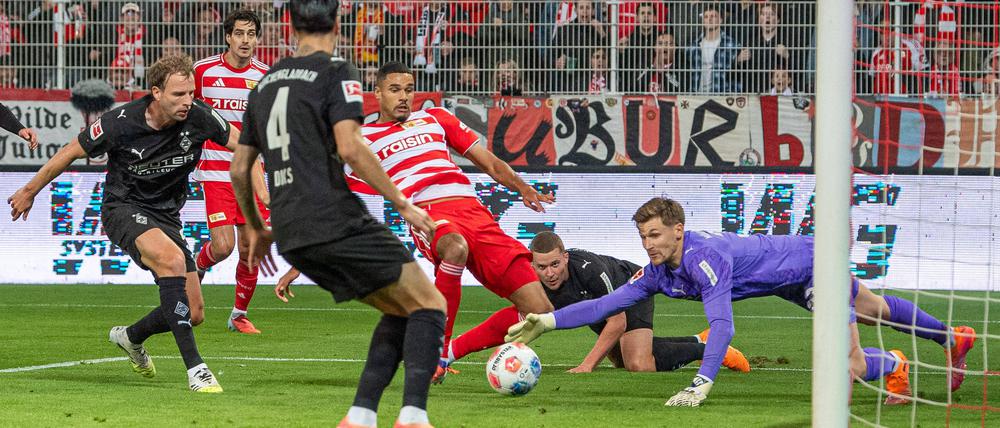 Im Stile eines Mittelstürmers. Danilho Doekhi staubt gegen seinen Lieblingsgegner zum 2:0 ab.