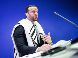 Militärrabbiner Shlomo Afanasev trägt einen Tallit, den jüdischen Gebetsmantel, bei seiner Rede nach seiner Amtseinführung als orthodoxer Militärrabbiner der Jüdischen Militärseelsorge für Berlin und Brandenbur in der Henning-von-Tresckow-Kaserne.