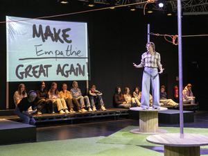 Regiert euch! Interaktive Performance von Turbo Pascal Regie: Turbo Pascal Regie: Turbo Pascal Bühne und Kostüme: Janina Janke Musik: Friedrich Greiling Video: Daniela del Pomar Videoassistenz: Paul Holdsworth Dramaturgie: Leila Etheridge Künstlerische Vermittlung: Irina-Simona Bârcă, İlayda Schattner Foto: David Baltzer zu sehen mittig: Angela Löhr