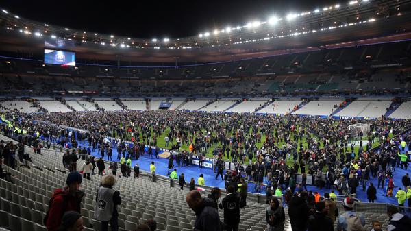 Nach dem Spiel strömten die Fans auf den Rasen des Stadions.