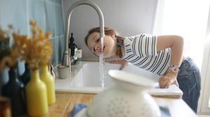 Kann man noch aus dem Hahn trinken? Ein Chemiker sagt: ja. Die größeren PFAS-Quellen liegen woanders.