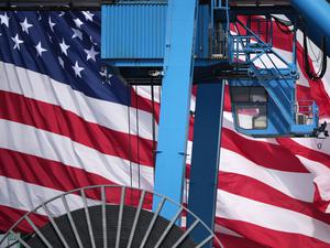 USA, Gloucester City: Ein Kranführer verlädt im Gloucester Marine Terminal in Gloucester City einen Container auf ein Schiff.