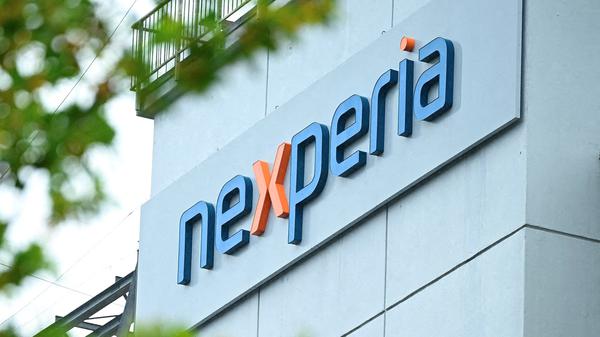 Das Logo von Nexperia ist am deutschen Standort des Chipherstellers zu sehen (Symbolbild).