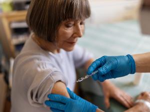 Manche Impfungen gegen Virenerkrankungen könnten den Ausbruch einer Demenz verzögern.