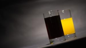 Cola und Orangenlimonade enthalten viel Zucker.