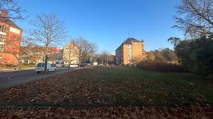 Es zeigt das Baugrundstück am Schöneberger Werner-Voß-Damm 47, wo das „Haus der Jugend“ entstehen soll. Die Jugendeinrichtungen Potse und Drugstore sollen 2030 dort einziehen.Foto: Alexander Conrad.