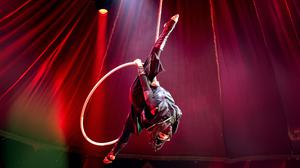 Runde Nummer. Der kanadische Luftring-Akrobat Frédérique Cournoyer-Lessard.