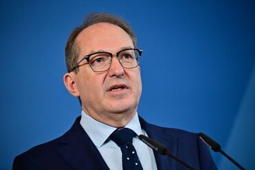 Alexander Dobrindt (CSU), Bundesinnenminister, spricht während einer Pressekonferenz zu den Beschlüssen des Kabinetts im Bundesinnenministerium.