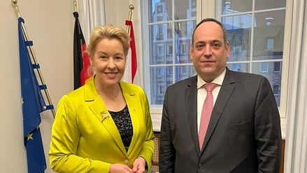 Dimitri S. Kerkentzes, Generalsekretär der Organisation Bureau International des Expositions (BIE) in Paris, posiert mit Berlins Wirtschaftssenatorin Franziska Giffey (SPD) in deren Büro im Roten Rathaus in Berlin.