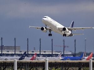 Ein Airbus der Fluggesellschaft Lufthansa mit Flugziel Frankfurt hebt vom BER ab.