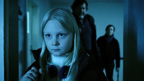 ARD/SWR TATORT: DAS JÜNGSTE GEISSLEIN, "Fernsehfilm Deutschland 2026", am Sonntag (04.01.26) um 20:15 Uhr im ERSTEN. Was hat die kleine Eliza (Hanna Heckt) von dem Verbrechen mitbekommen, das in ihrem Zuhause passiert ist, fragen sich Friedemann Berg und Franziska Tobler (Eva Löbau). © SWR/Benoît Linder, honorarfrei - Verwendung gemäß der AGB im engen inhaltlichen, redaktionellen Zusammenhang mit genannter SWR-Sendung bei Nennung "Bild: SWR/Benoît Linder" (S2+). SWR Presse/Bildkommunikation, Baden-Baden, Tel: 07221/929-22202, foto@swr.de