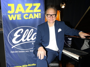 Herr über 44 Jazzkanäle. Senderchef Oliver Dunk im ZigZag.