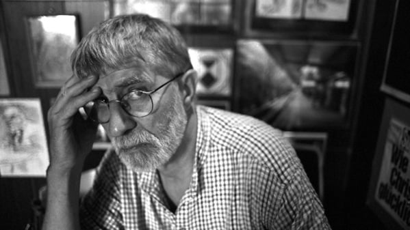 Manfred Butzmann, 2002 in seiner Panower Stammkneipe Zur Molle.