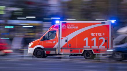 Ein Rettungswagen der Berliner Feuerwehr fährt mit Blaulicht zum Einsatz. (Symbolbild).