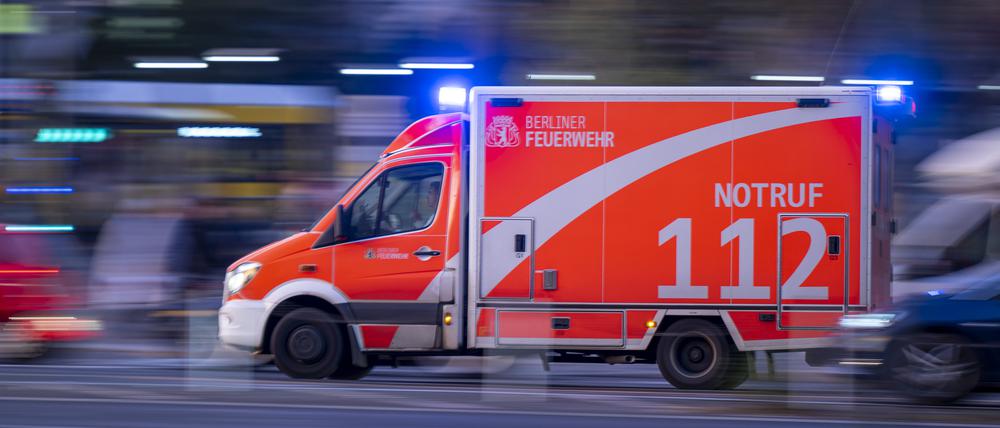ARCHIV - 11.11.2022, Berlin: Ein Rettungswagen der Berliner Feuerwehr fährt mit Blaulicht zum Einsatz. Eine 17-Jährige ist bei einer Abiturfeier in Berlin-Neukölln nach Angaben eines Polizeisprechers durch eine Plexiglaskuppel gestürzt und tödlich verletzt worden. Wie die Polizei am Montagmorgen mitteilte, kletterten in der Nacht zu Montag bei einer Feier zwei Personen auf ein Dachfenster eines Hotels. Dabei kam es zu dem Sturz. (zu: "17-Jährige stürzt bei Abifeier durch Plexiglaskuppel und stirbt") Foto: Monika Skolimowska/dpa +++ dpa-Bildfunk +++