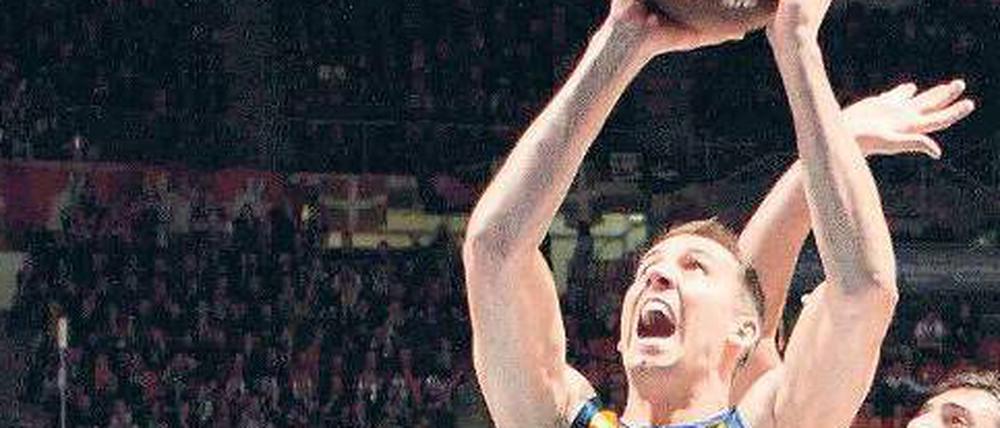 Ab durch die Mitte. Albas Adam Chubb setzt gegen Bilbaos Defensive durch. Der Center war mit 27 Punkten bester Werfer des Spiels.