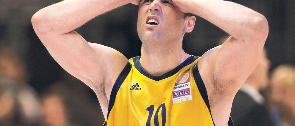 War das Alba Berlin? Blagota Sekulic fragt sich, wo die Form der Berliner Basketballer geblieben ist. Foto: Camera4