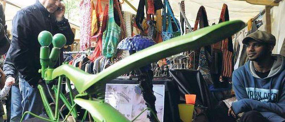 Kunst aus Kreuzkölln. Für die Standplätze auf dem neuen Flohmarkt am Maybachufer gibt es schon eine Warteliste. Foto: Uwe Steinert
