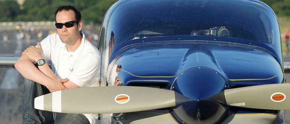 Der Pilot nimmt die riskante Landung offenbar gelassen. Dabei hatte er Befürchtungen, nicht mehr bis Tempelhof zu kommen.
