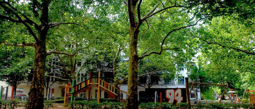 Schillerpromenade in Neukölln: Mitte der neunziger Jahre war die Schillerpromenade tot. Doch das Quartiersmanagement nahm seine Arbeit auf, im Jahr 2000 wurde sie verschönert.