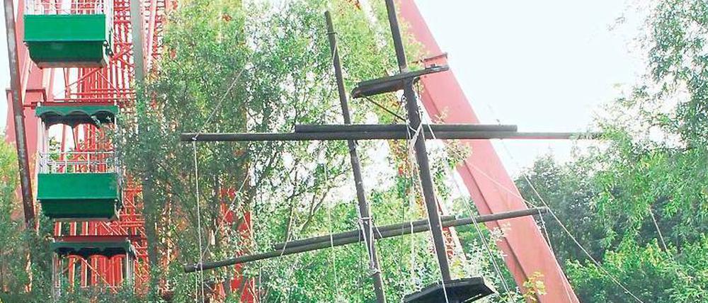 Rostende Idylle. Seit acht Jahren verfällt der Spreepark im Plänterwald. Am Wochenende sollen unterm illuminierten Riesenrad tausende Techno- und House-Fans feiern.