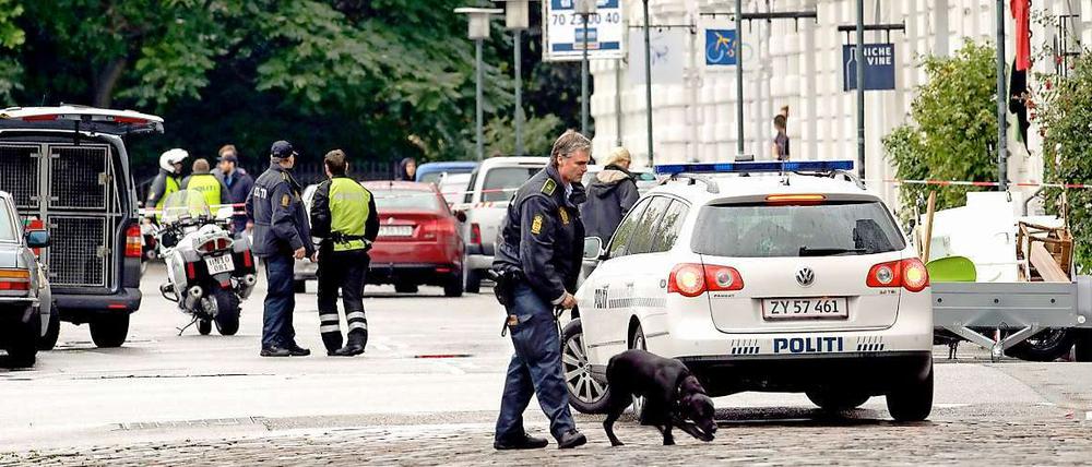 Spurensicherung vor dem Kopenhagener Hotel: Die Polizei ist mit Spürhunden unterwegs.