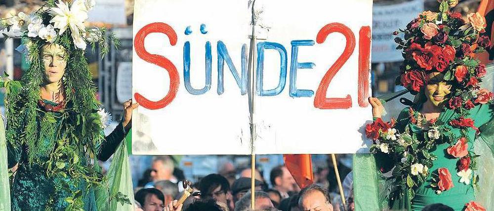 Wir sind das Volk. Die Montagsdemonstrationen in Stuttgart richten sich gegen ein Bahnprojekt – und gegen die Mächtigen.Foto: dpa